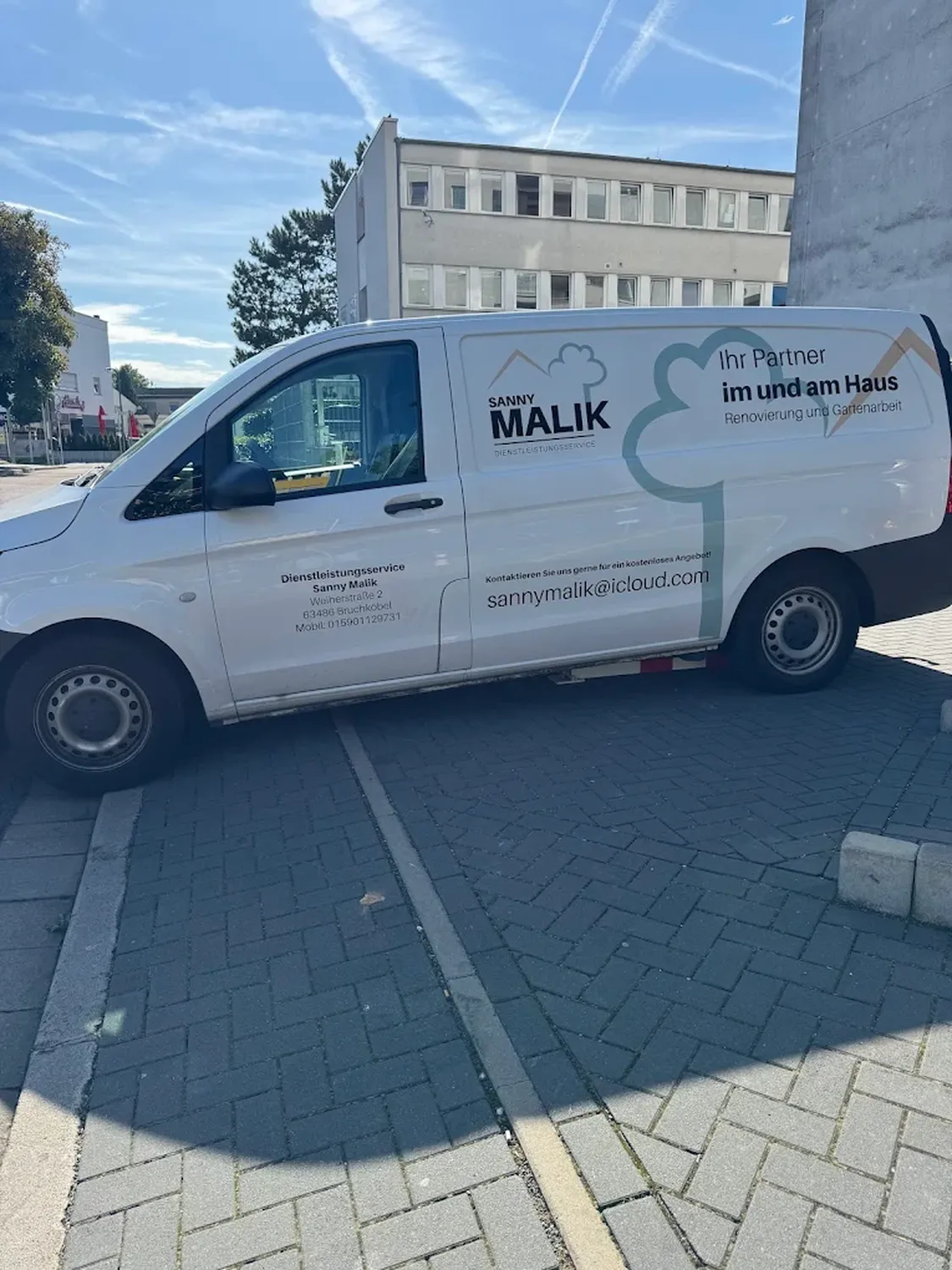 Sanny Malik Dienstleistungsservice - Renovierungs- und Gartenarbeiten - Firmenwagen